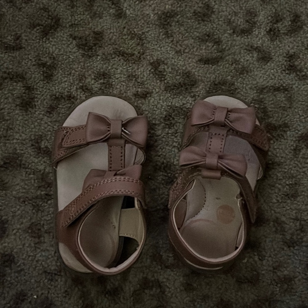 Stride Rite girls brown sandals size 6 Like new!
